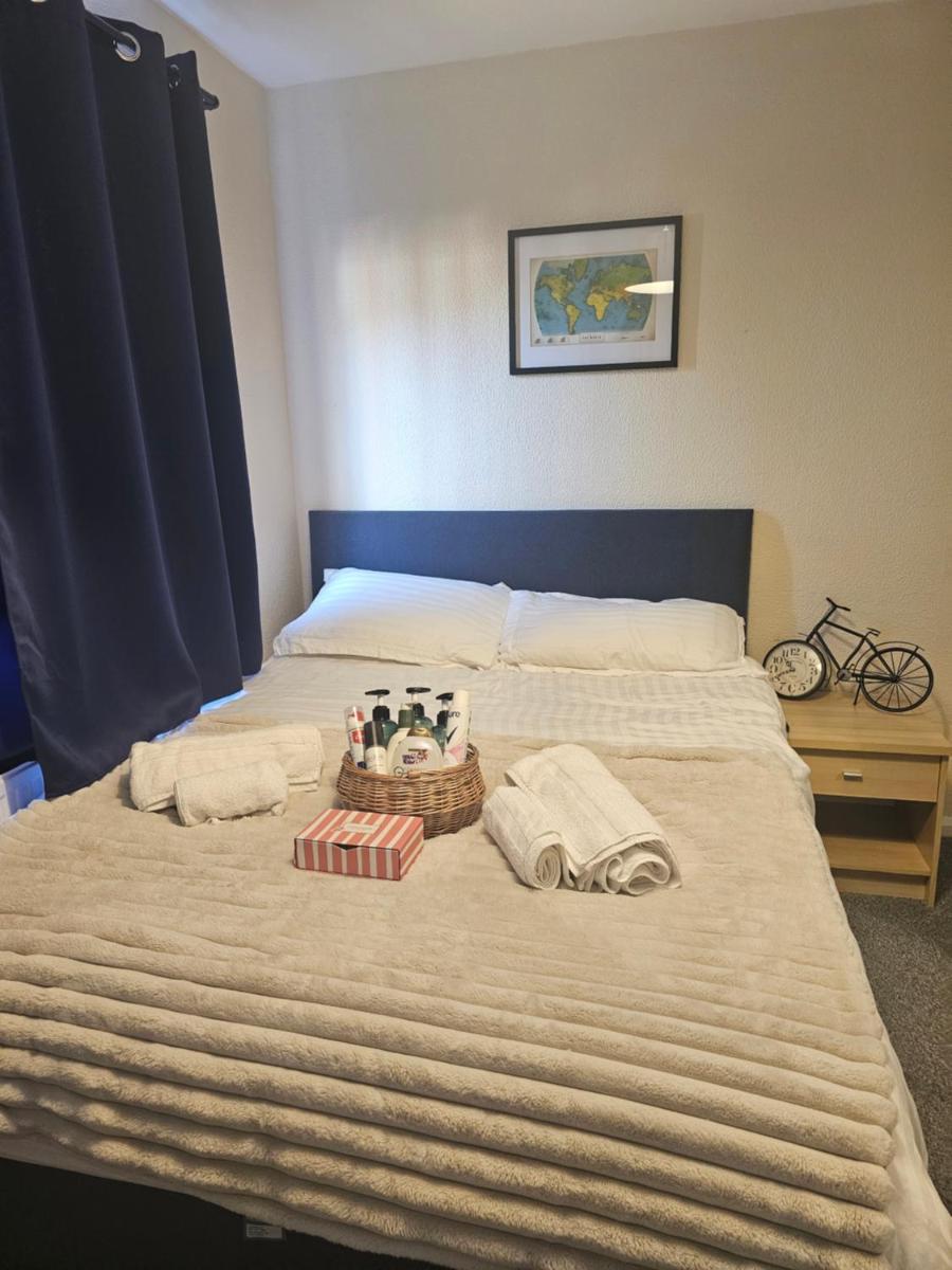 Double bedroom located close to Manchester Airport - Housity