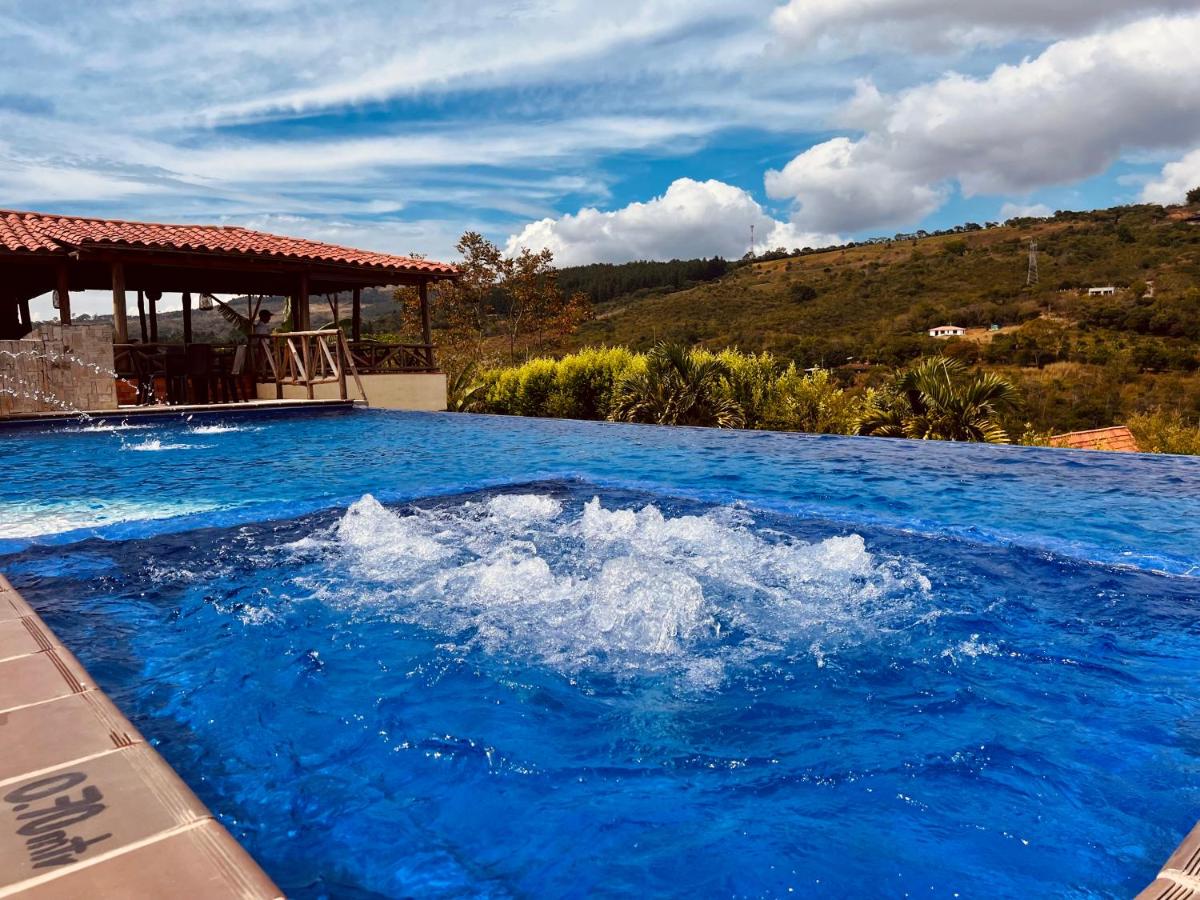 Hotel Campestre Palmas del Zamorano - Housity