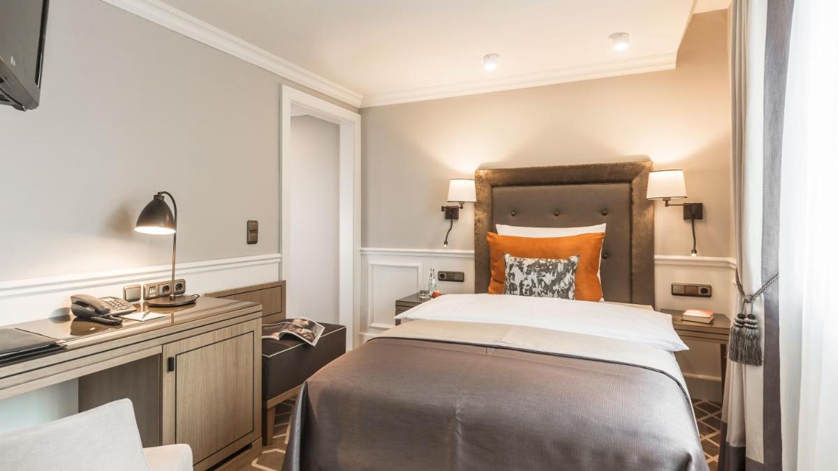 Ein Bett oder Betten in einem Zimmer der Unterkunft Althoff Hotel Fürstenhof