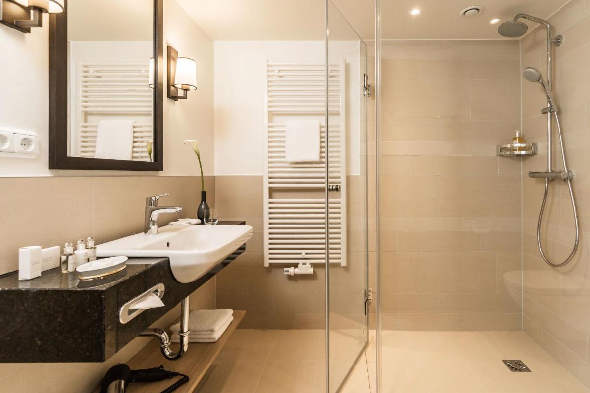 Ein Badezimmer in der Unterkunft Althoff Hotel Fürstenhof