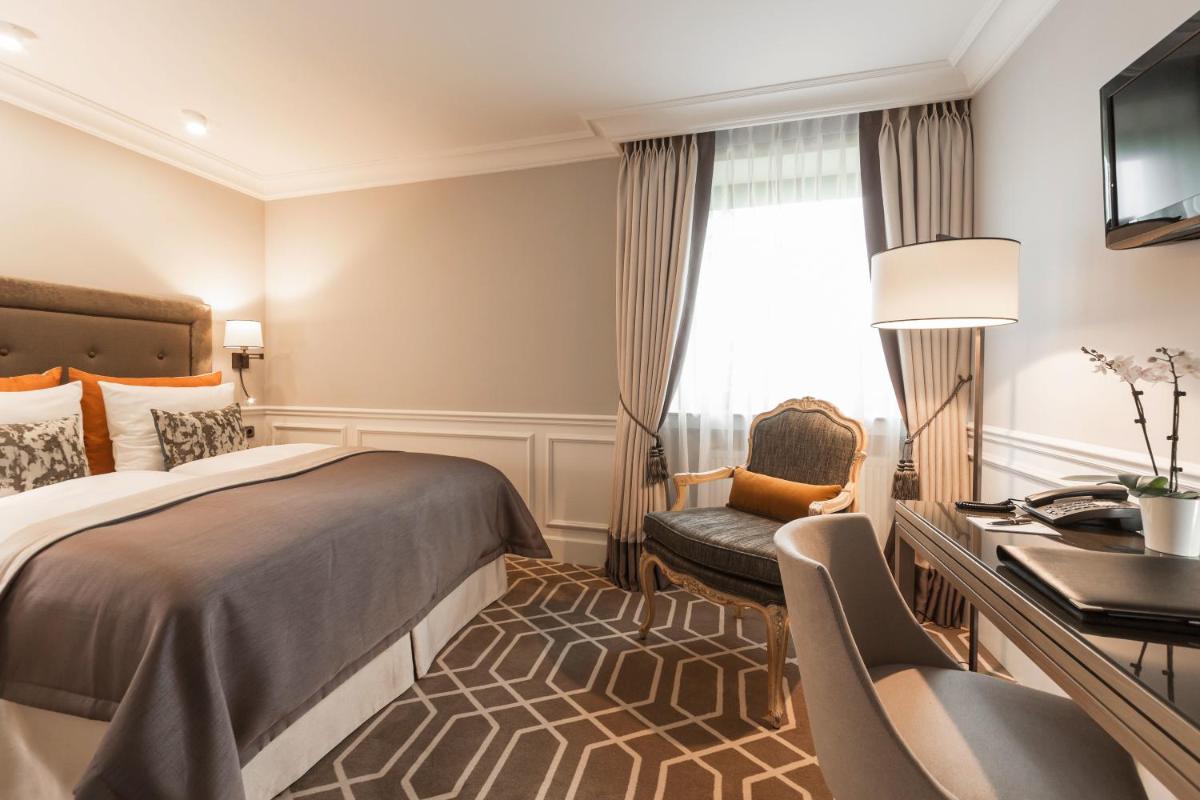 Ein Bett oder Betten in einem Zimmer der Unterkunft Althoff Hotel Fürstenhof