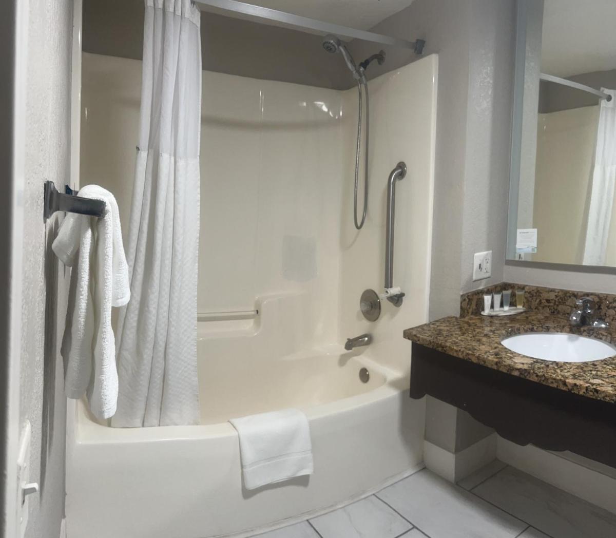 Days Inn by Wyndham Port Charlotte Town Center - Housity
