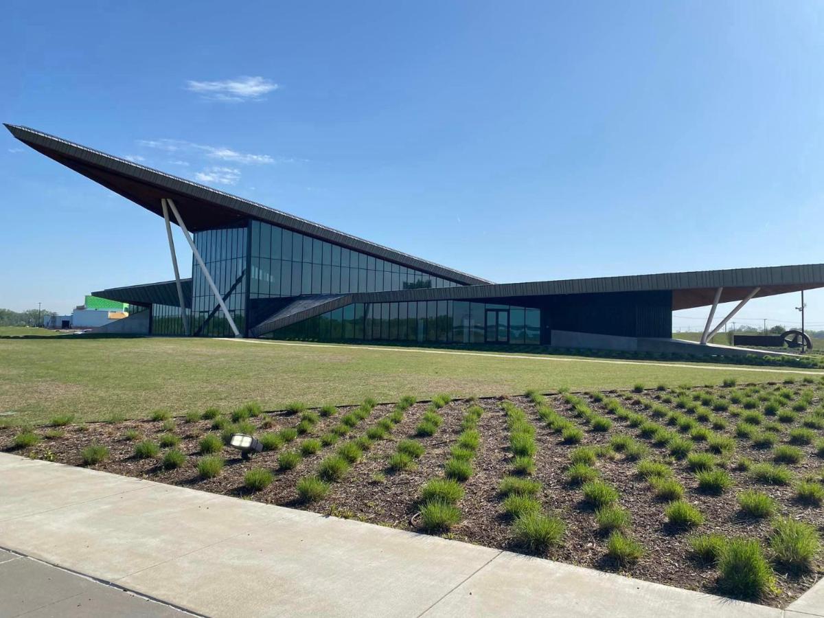 Old Fort Loft King & Queen suites nearest accomodation to Marshals Museum power your EV for free! - Housity