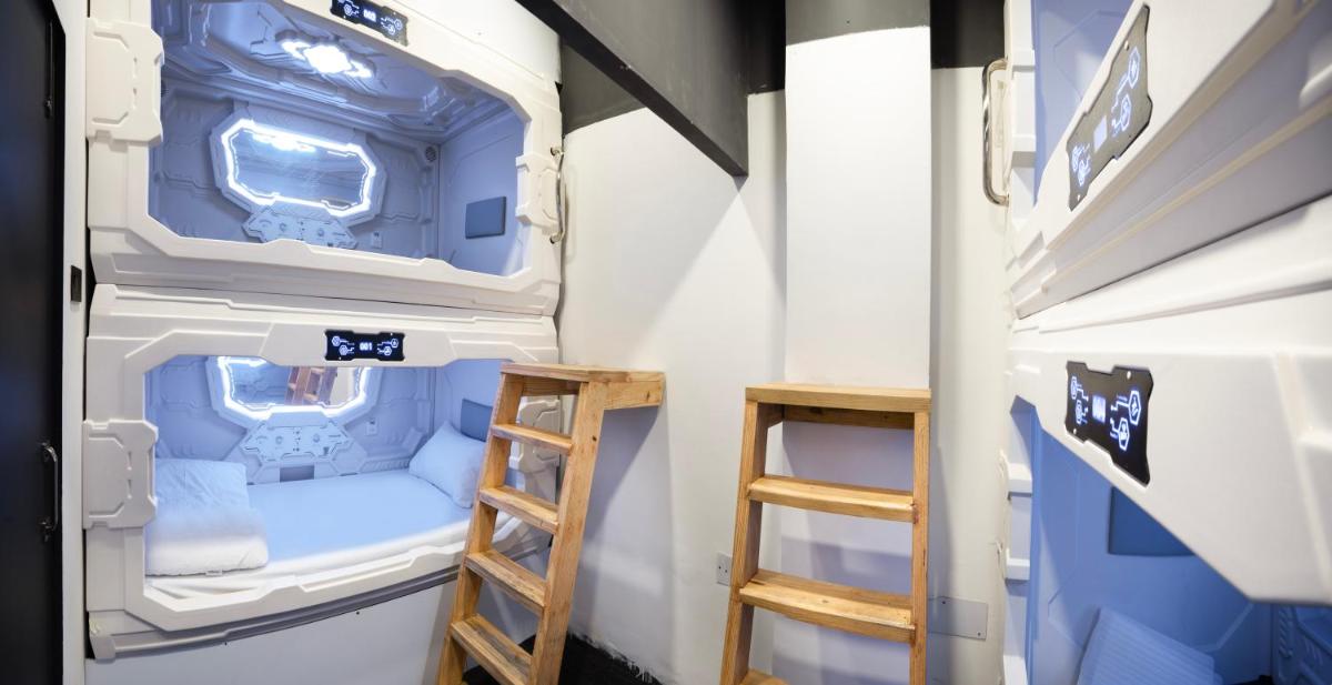 Suitetrails - NapTapGo - Japanese Premium POD Hotel - Walk to Noida Electronic City Metro! Wifi, Lounge