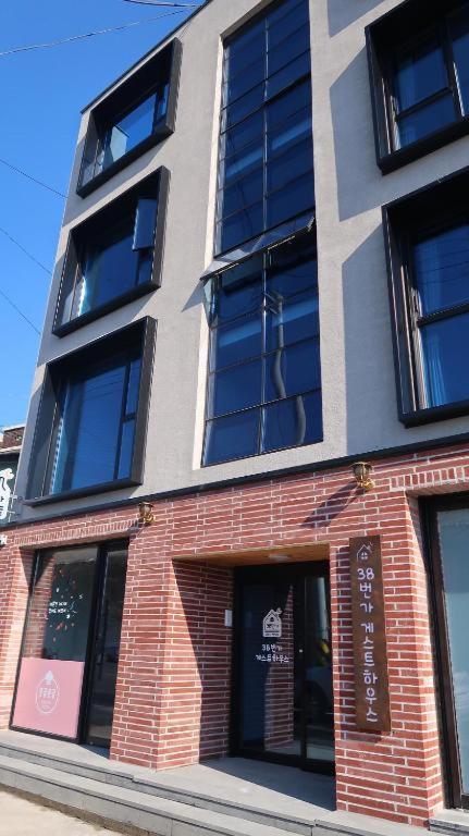 38th Street Guesthouse - Housity