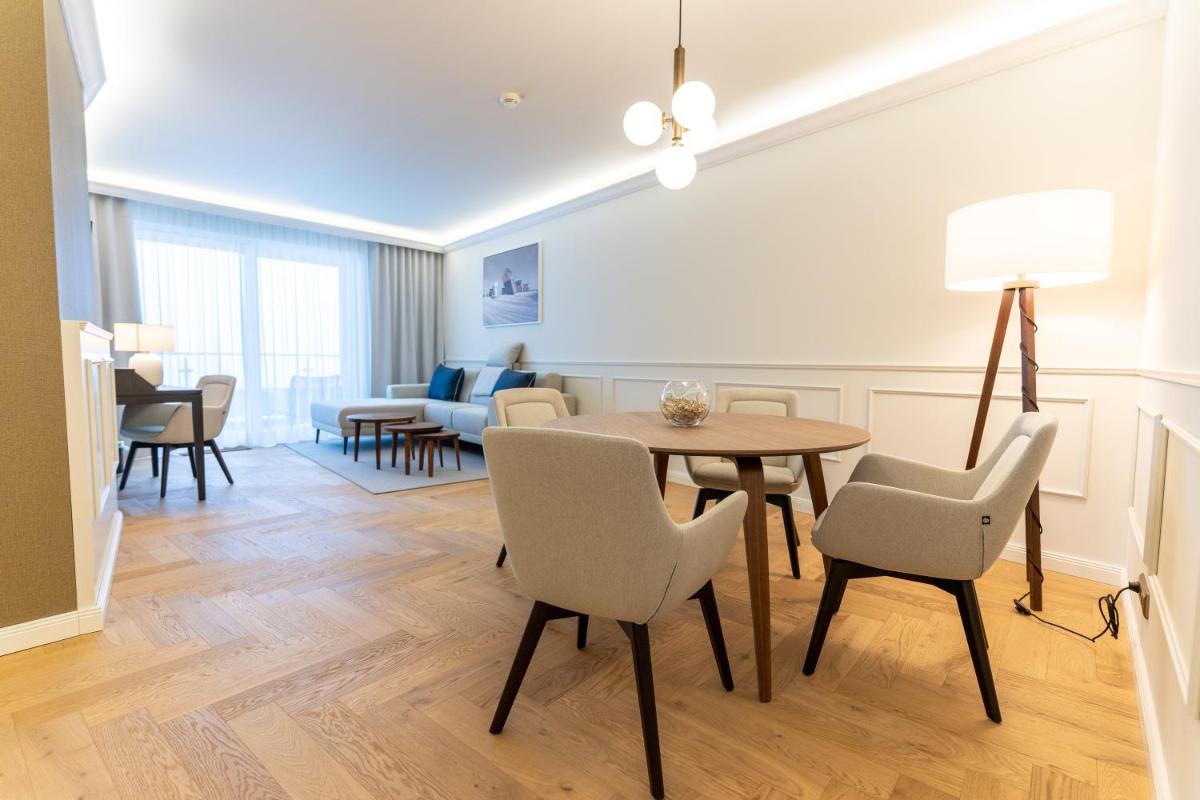 Ein Sitzbereich in der Unterkunft Hotel Strandperle