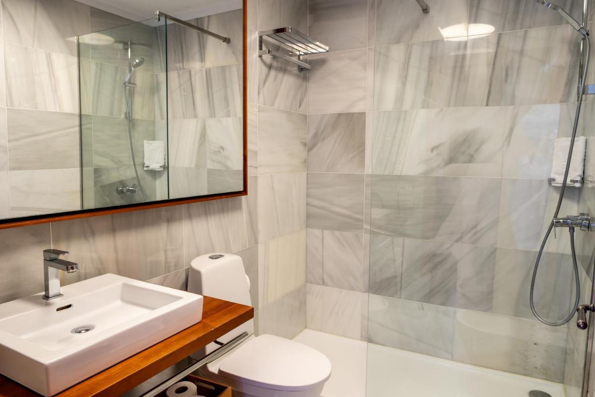Un baño de Parque Santiago III Official