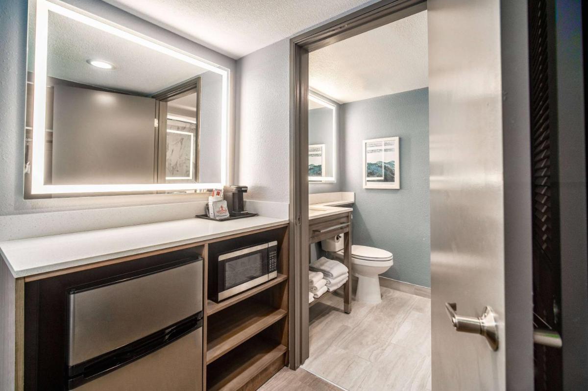 La Quinta by Wyndham Cocoa Beach Oceanfront - Housity