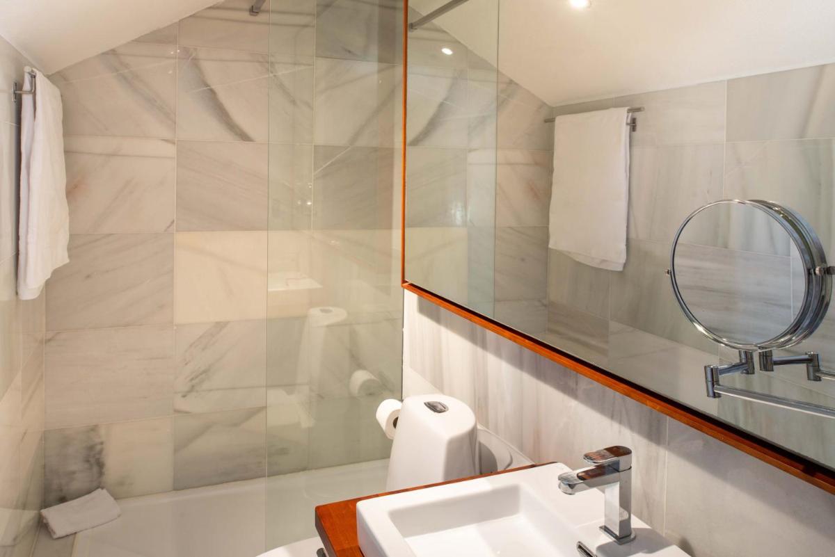 Un baño de Parque Santiago III Official