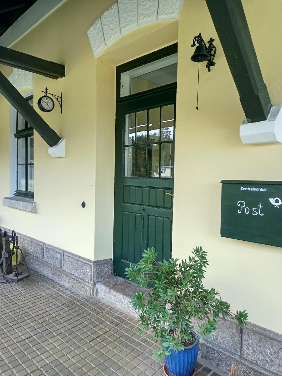 Nostalgie Bahnhof - Housity