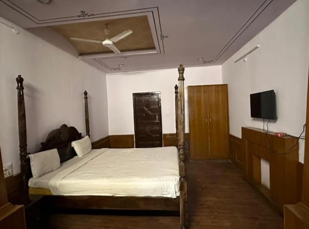 Hotel the ishani palace - Housity