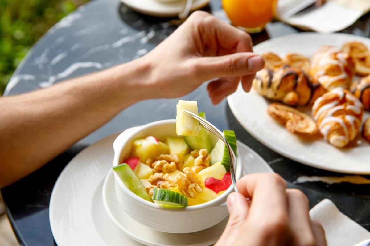 Comida en o cerca de este hotel