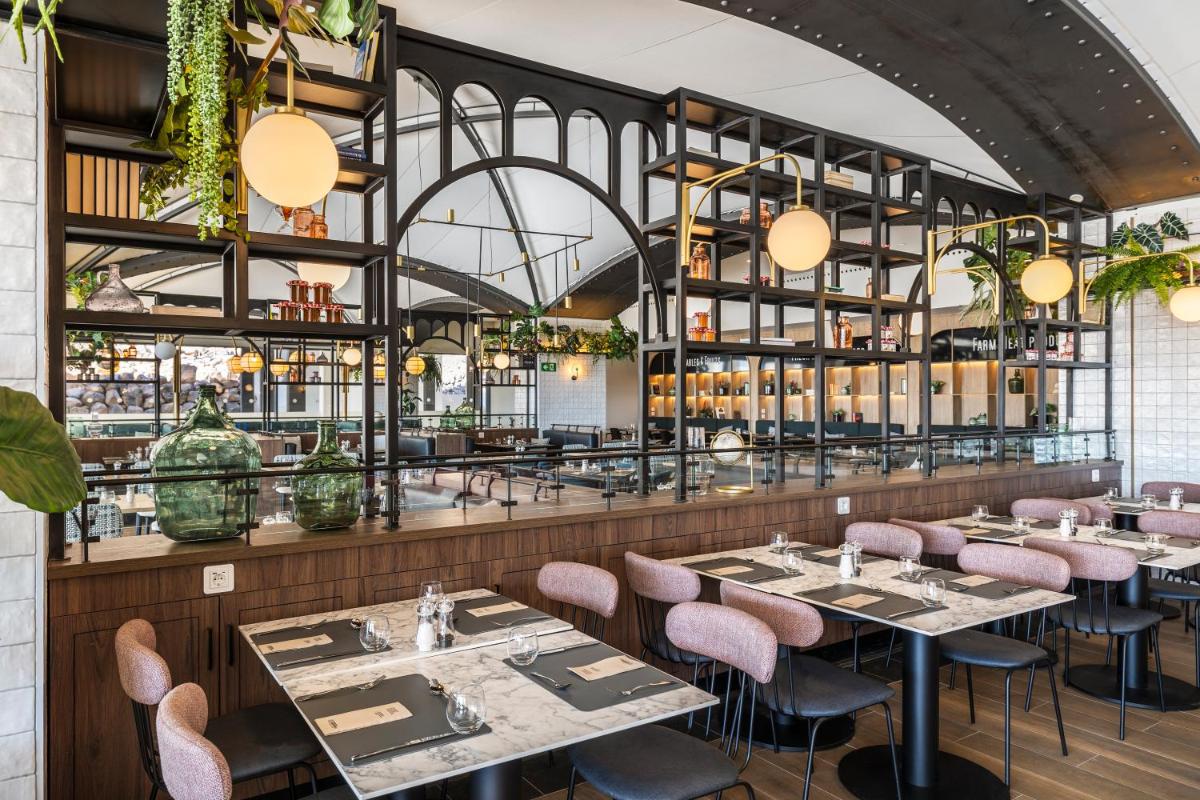 Un restaurante o sitio para comer en Barceló Playa Blanca