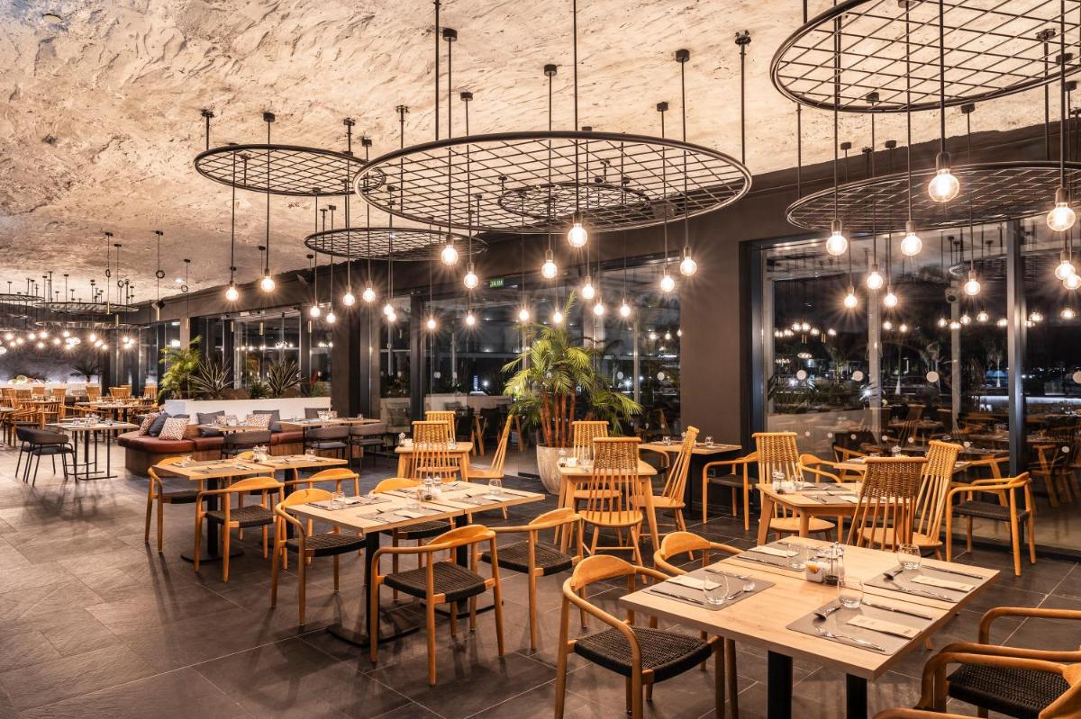 Un restaurante o sitio para comer en Barceló Playa Blanca