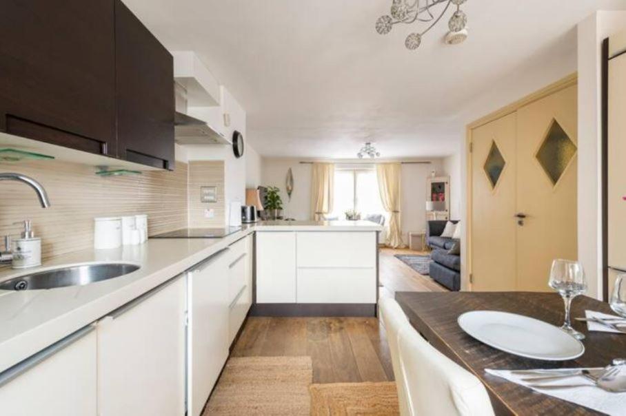 Super Central beautiful Three Bedroom - Housity