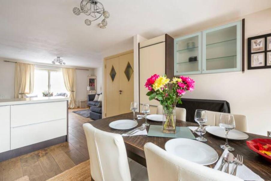 Super Central beautiful Three Bedroom - Housity