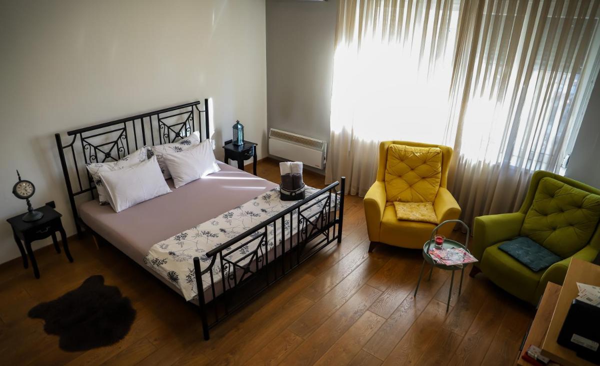 Tri apartmana u centru grada - Housity