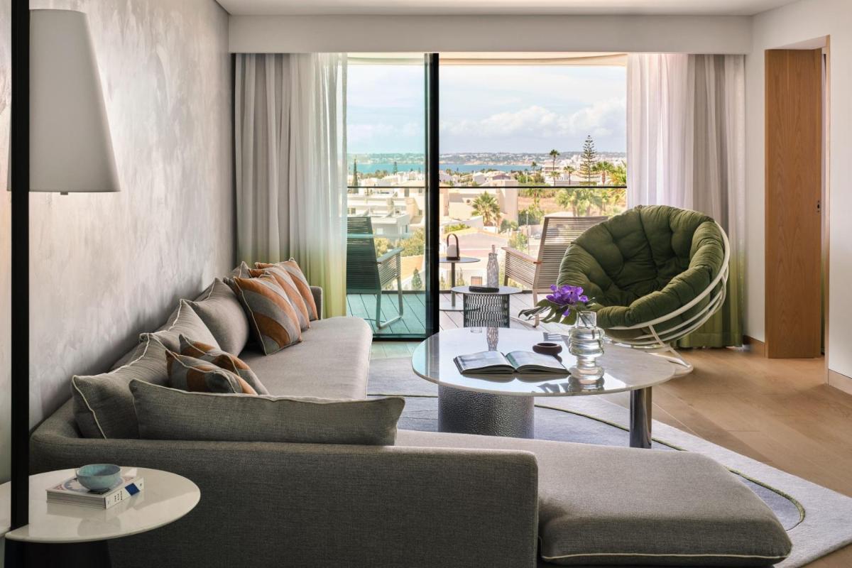 Uma área de estar em W Residences Algarve