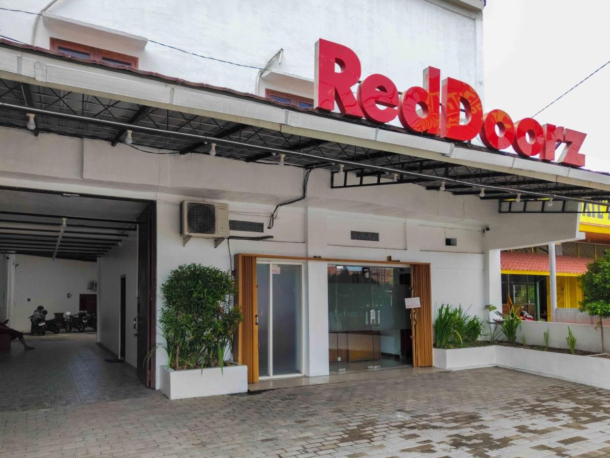 RedDoorz near Prambanan Temple - Housity