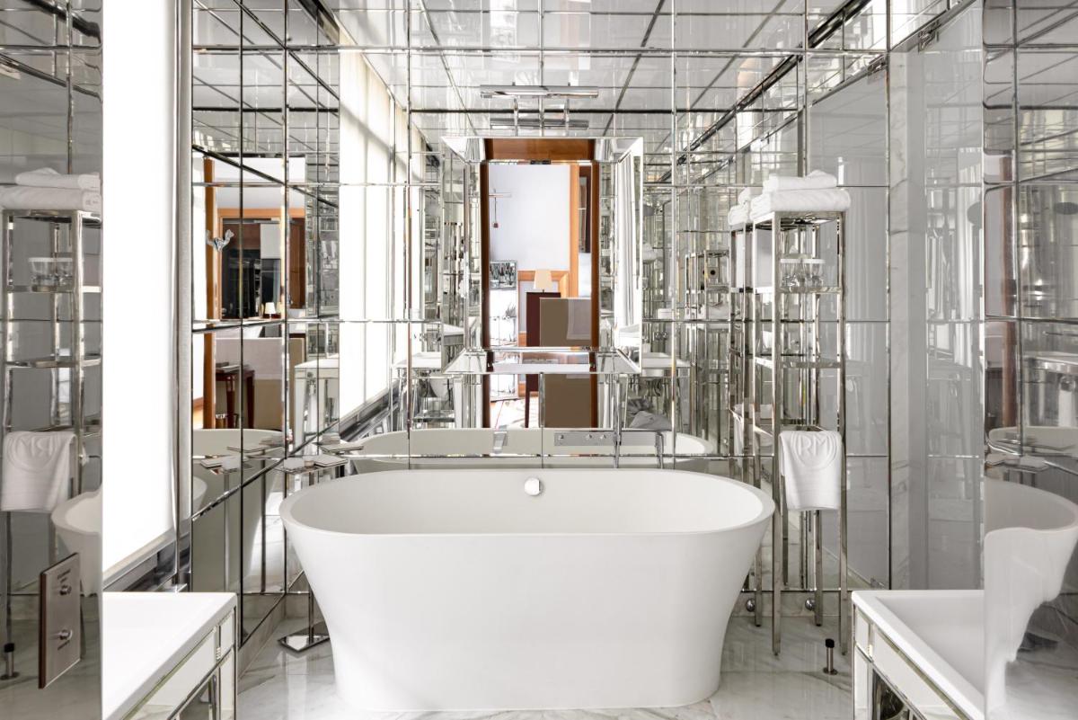Salle de bains dans l'établissement Hôtel Le Royal Monceau Raffles Paris