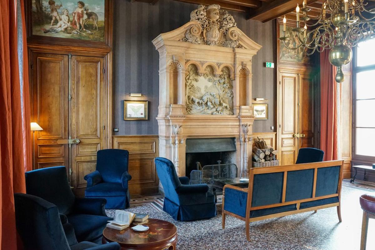 Coin salon dans l'établissement Château Sainte Sabine