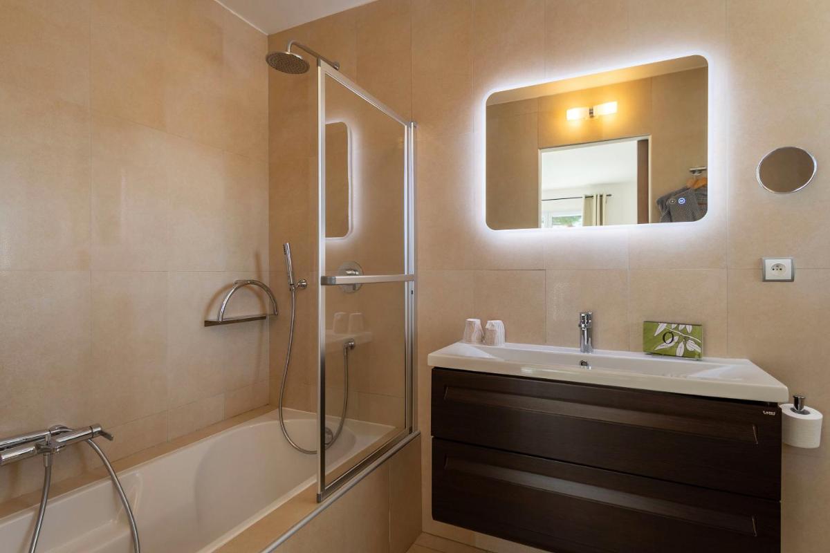 Salle de bains dans l'établissement Domaine Villas Mandarine Private Pools & Spa