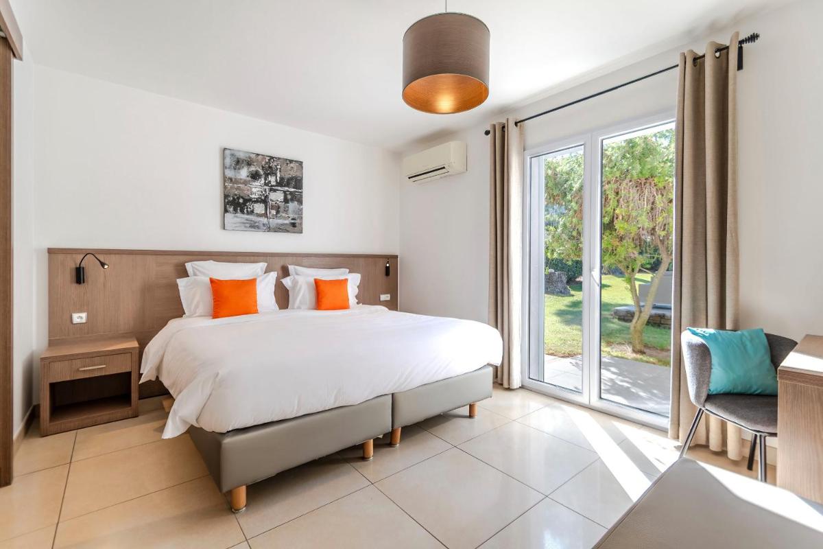 Un ou plusieurs lits dans un hébergement de l'établissement Domaine Villas Mandarine Private Pools & Spa