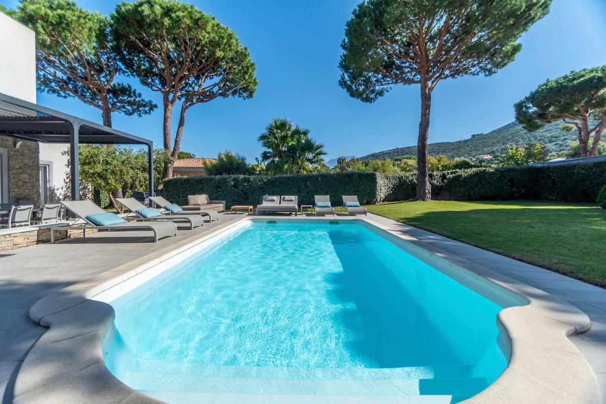 Piscine de l'établissement Domaine Villas Mandarine Private Pools & Spa ou située à proximité