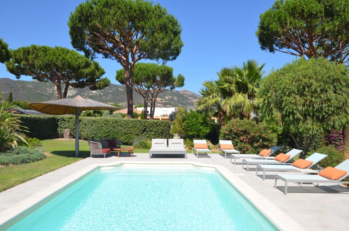 Piscine de l'établissement Domaine Villas Mandarine Private Pools & Spa ou située à proximité