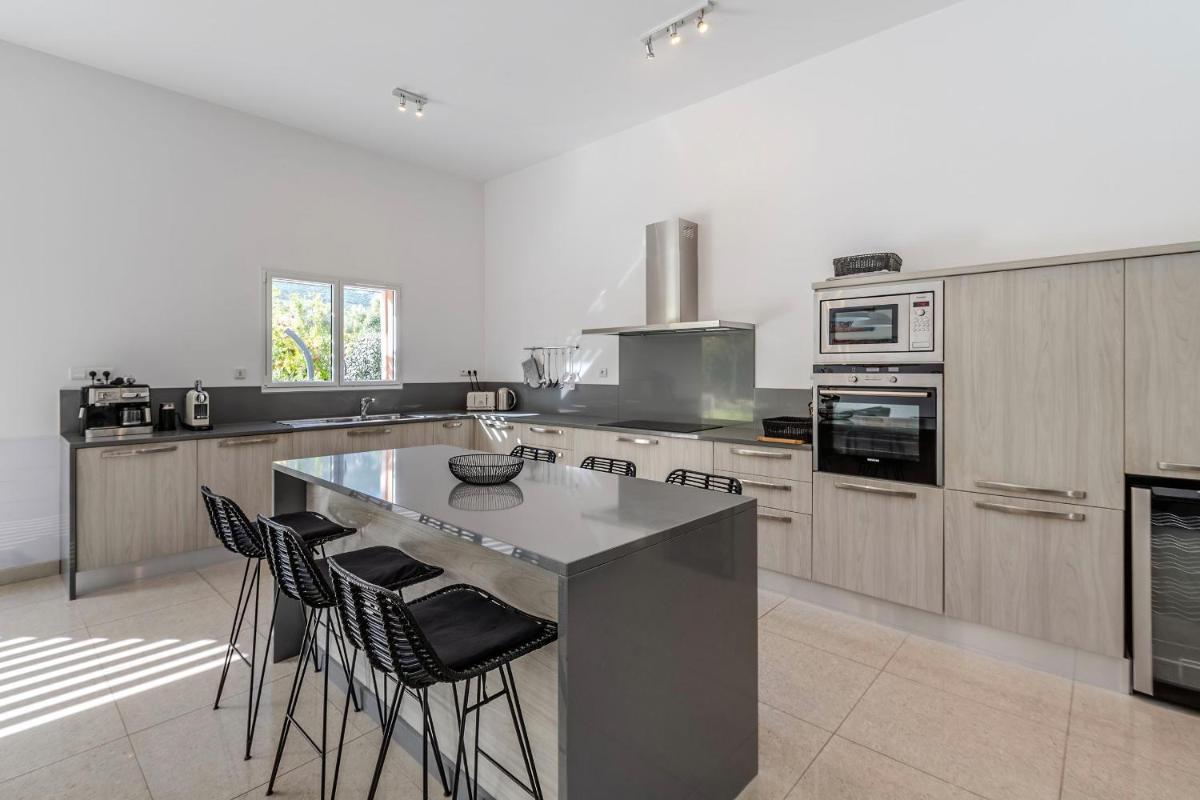 Cuisine ou kitchenette dans l'établissement Domaine Villas Mandarine Private Pools & Spa
