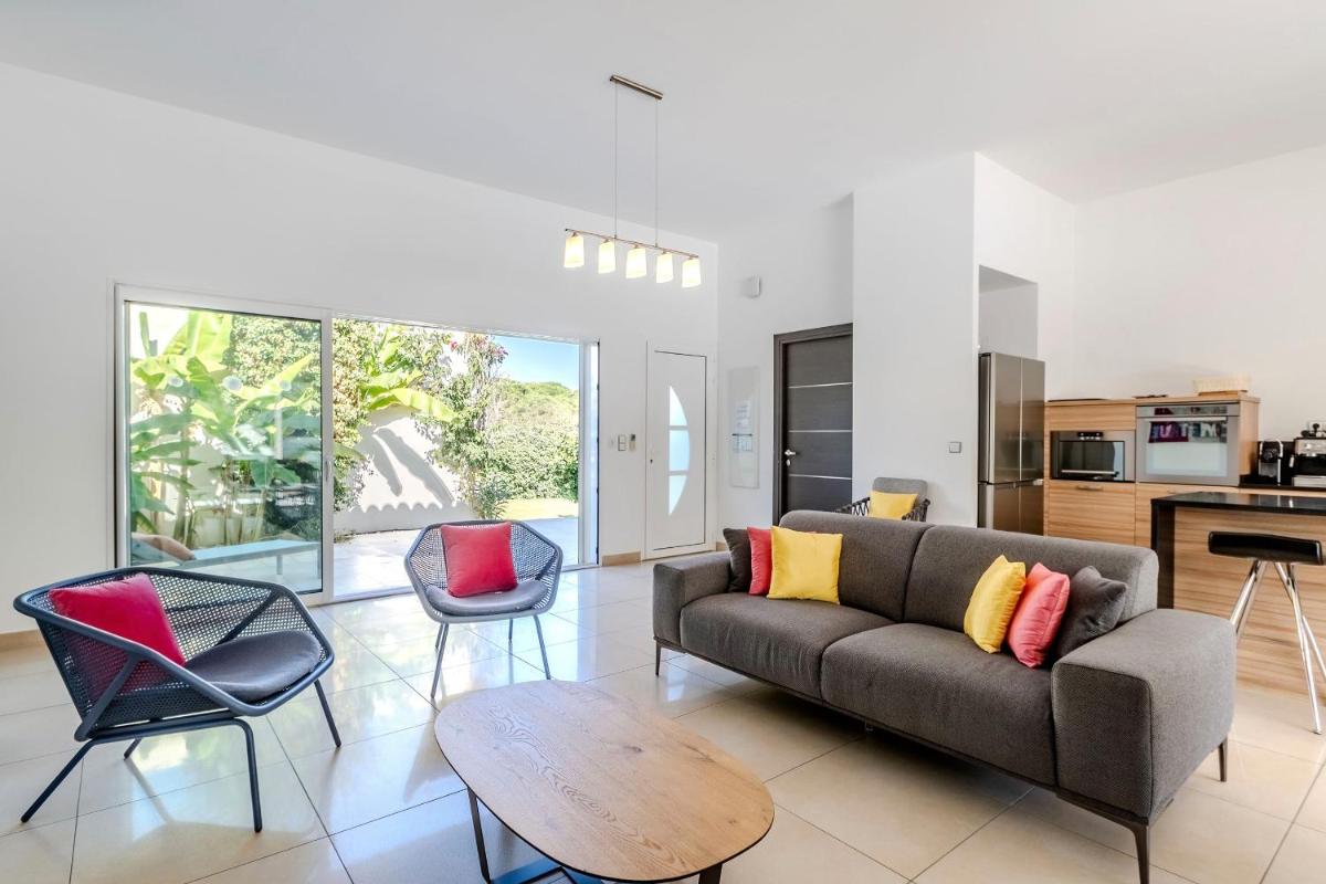 Cuisine ou kitchenette dans l'établissement Domaine Villas Mandarine Private Pools & Spa