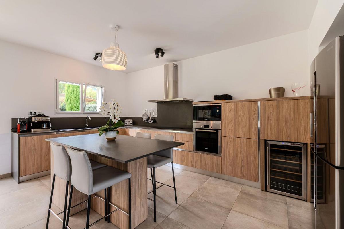 Cuisine ou kitchenette dans l'établissement Domaine Villas Mandarine Private Pools & Spa