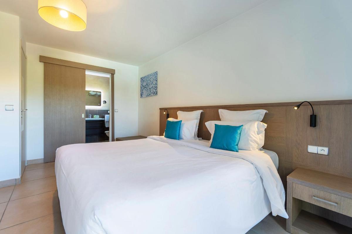 Un ou plusieurs lits dans un hébergement de l'établissement Domaine Villas Mandarine Private Pools & Spa