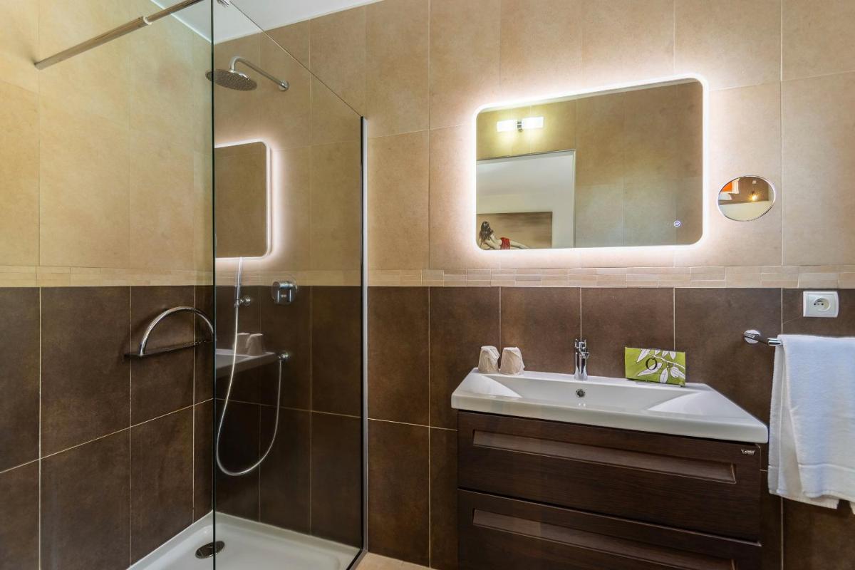 Salle de bains dans l'établissement Domaine Villas Mandarine Private Pools & Spa