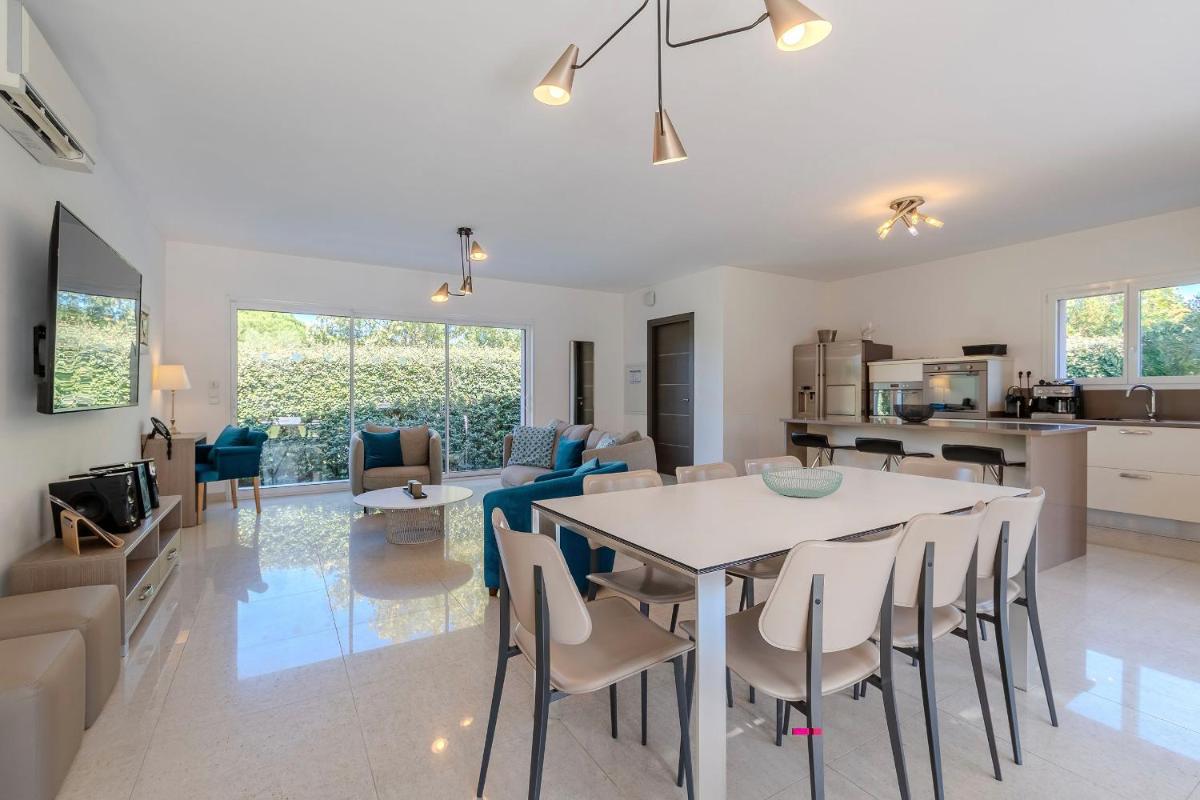 Cuisine ou kitchenette dans l'établissement Domaine Villas Mandarine Private Pools & Spa