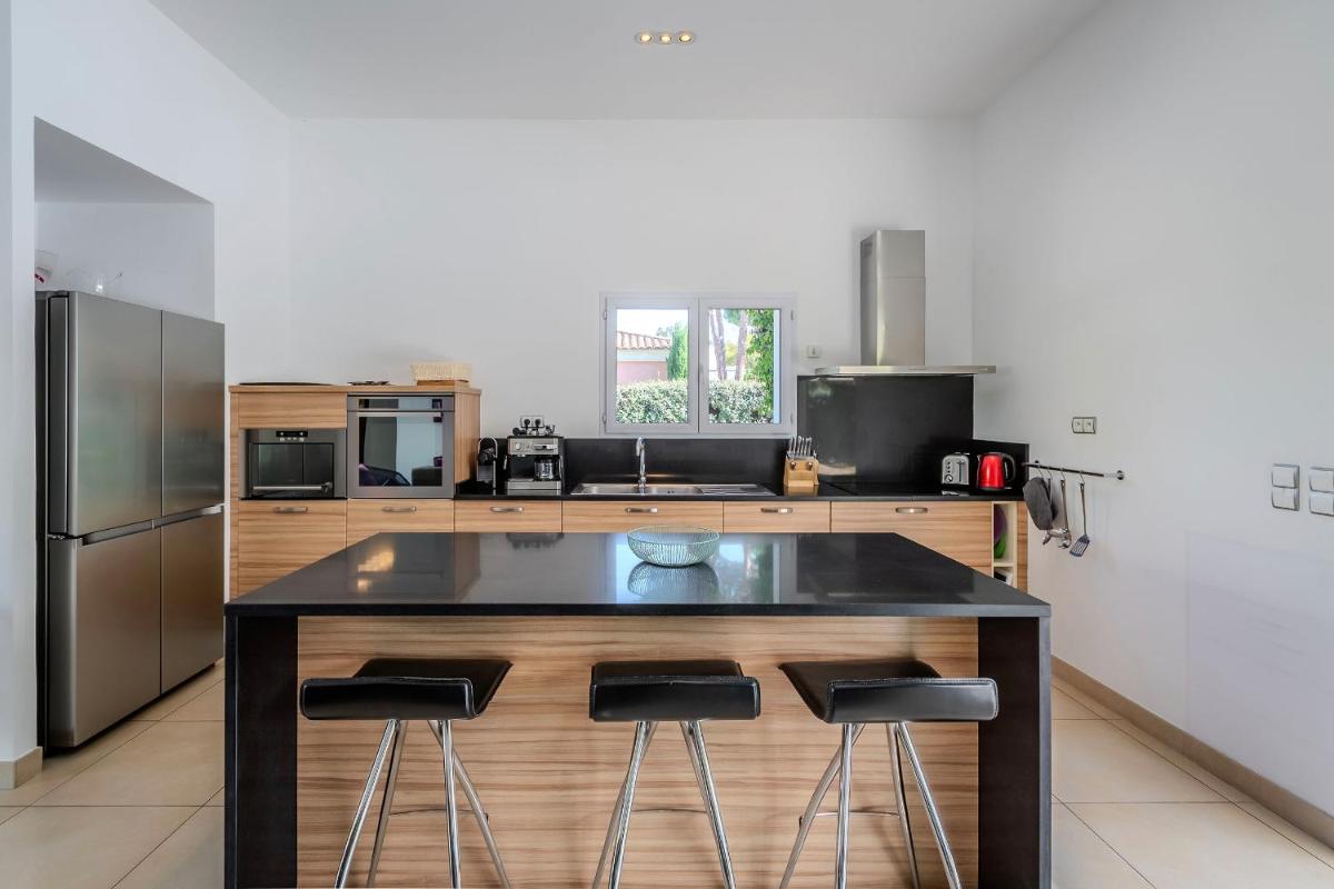 Cuisine ou kitchenette dans l'établissement Domaine Villas Mandarine Private Pools & Spa