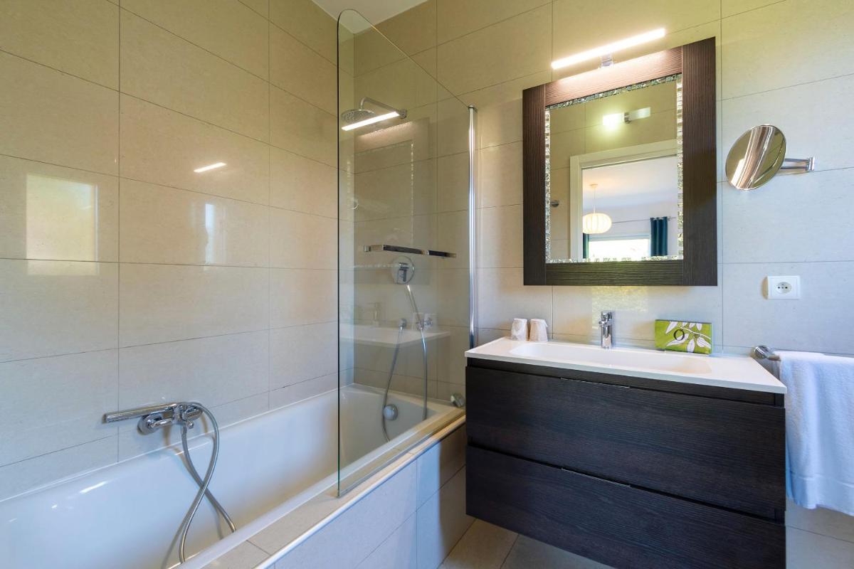 Salle de bains dans l'établissement Domaine Villas Mandarine Private Pools & Spa