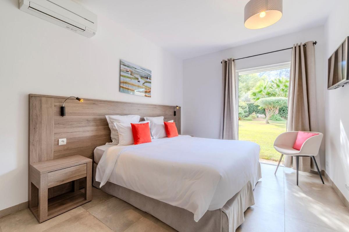 Un ou plusieurs lits dans un hébergement de l'établissement Domaine Villas Mandarine Private Pools & Spa