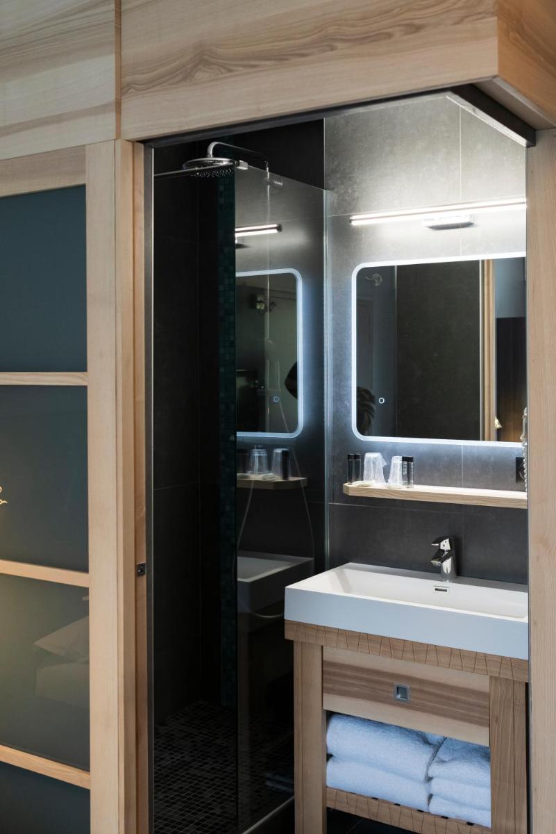 Salle de bains dans l'établissement Logis Hotel Restaurant SPA Les Oliviers