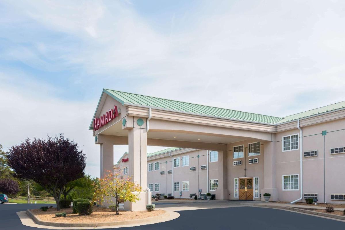 Ramada by Wyndham Strasburg - Shenandoah Valley - Housity
