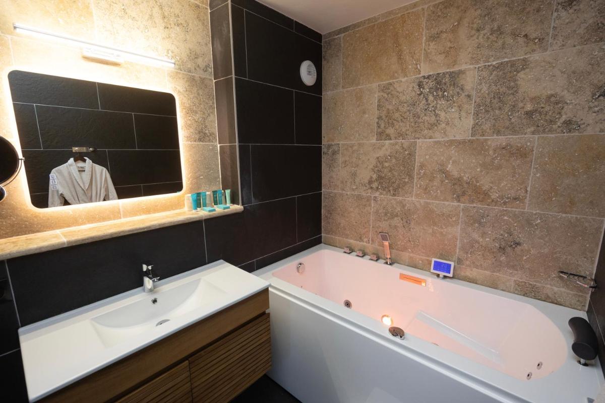 Salle de bains dans l'établissement Logis Hotel Restaurant SPA Les Oliviers