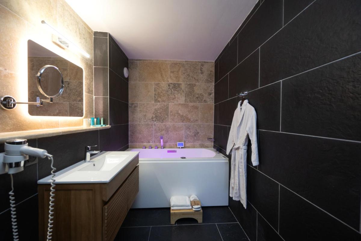 Salle de bains dans l'établissement Logis Hotel Restaurant SPA Les Oliviers