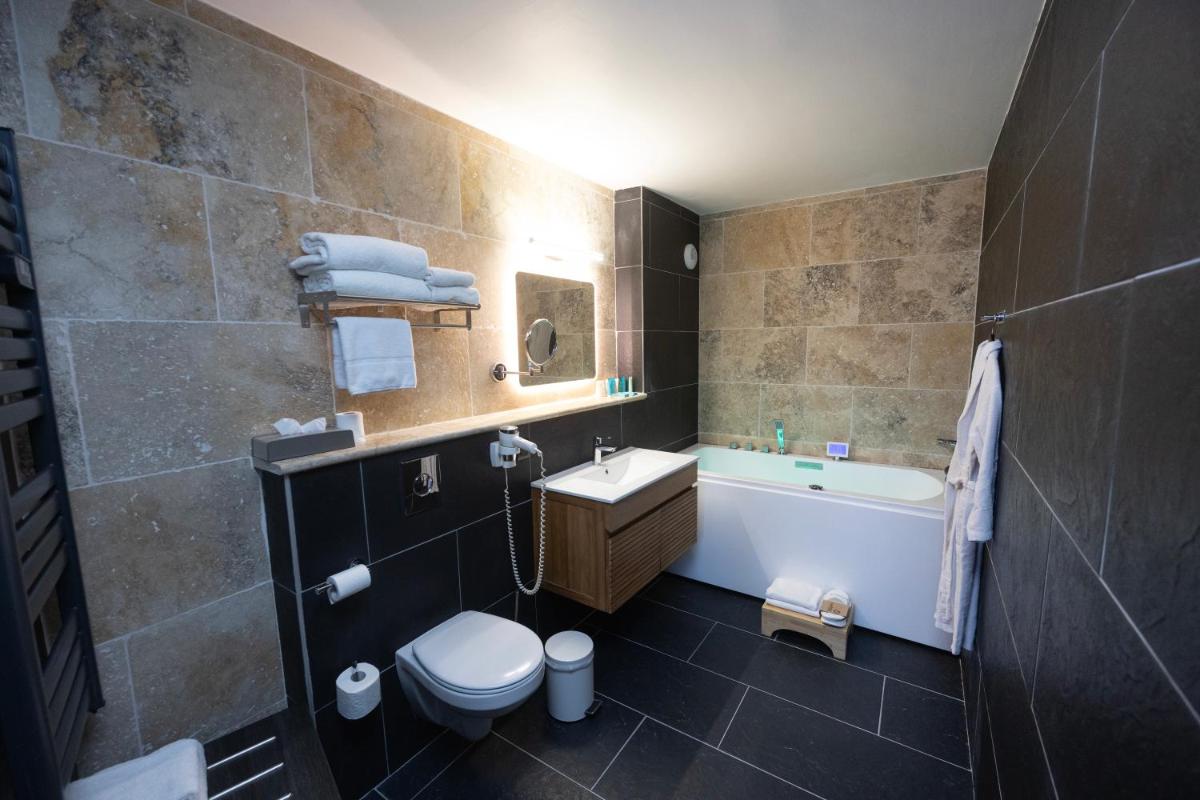 Salle de bains dans l'établissement Logis Hotel Restaurant SPA Les Oliviers