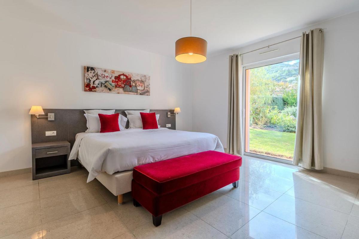 Un ou plusieurs lits dans un hébergement de l'établissement Domaine Villas Mandarine Private Pools & Spa