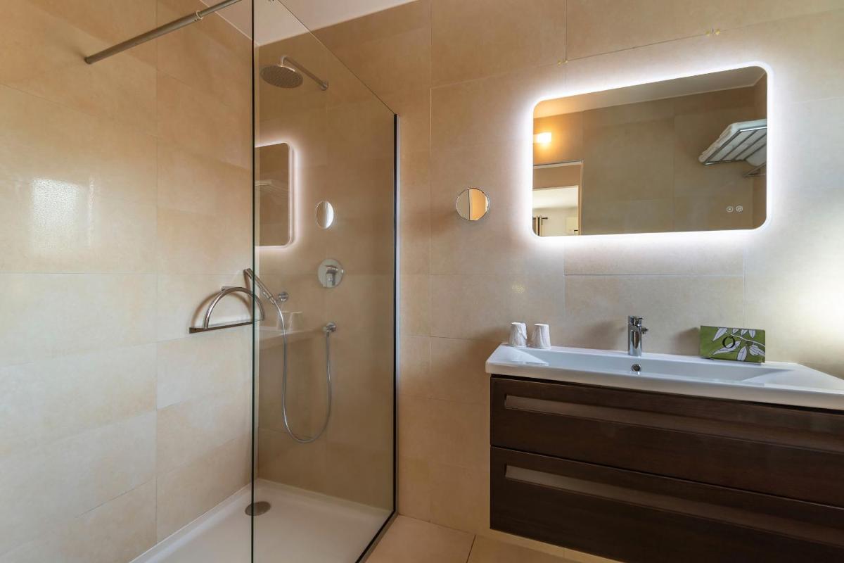 Salle de bains dans l'établissement Domaine Villas Mandarine Private Pools & Spa