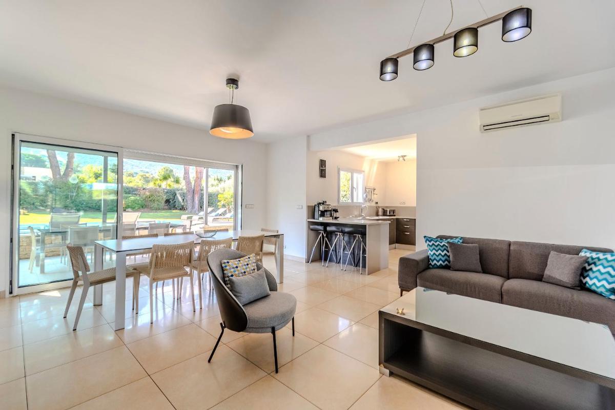 Cuisine ou kitchenette dans l'établissement Domaine Villas Mandarine Private Pools & Spa