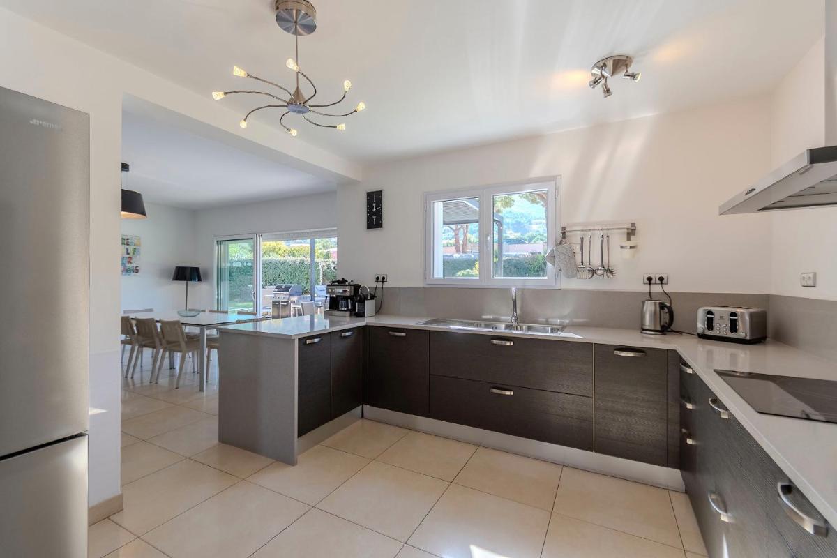 Cuisine ou kitchenette dans l'établissement Domaine Villas Mandarine Private Pools & Spa
