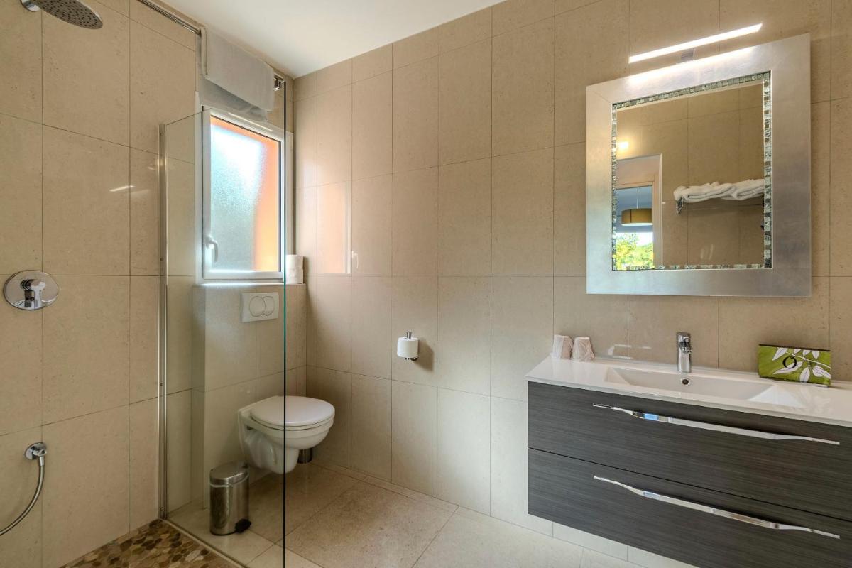 Salle de bains dans l'établissement Domaine Villas Mandarine Private Pools & Spa