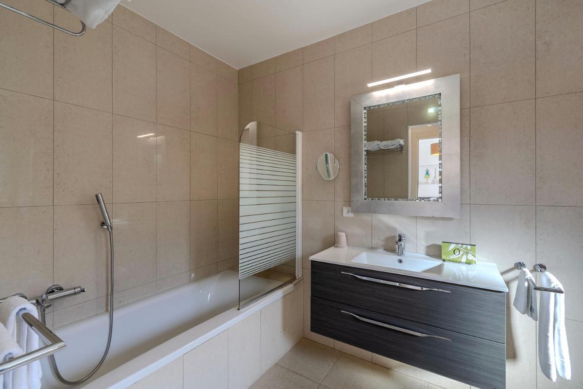 Salle de bains dans l'établissement Domaine Villas Mandarine Private Pools & Spa