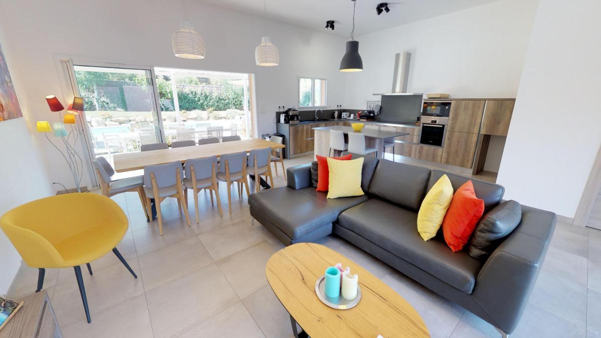 Cuisine ou kitchenette dans l'établissement Domaine Villas Mandarine Private Pools & Spa